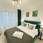 Luxury Glam Apartments Coresi Mall Area