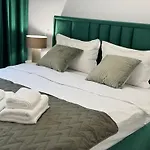 Luxury Glam Apartments Coresi Mall Area
