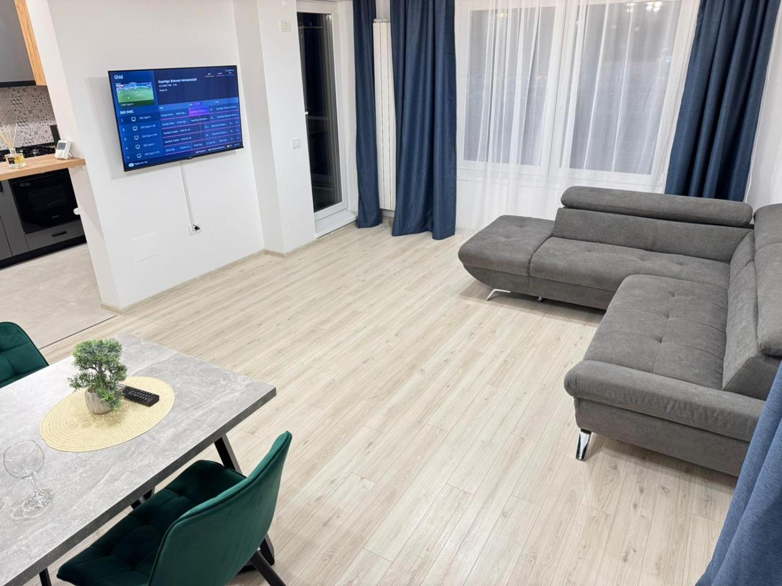 Luxury Glam Coresi Mall Area Apartament